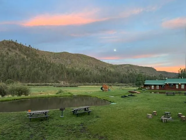 Cozy Retreat Pond, Meadow & Mountain Views *