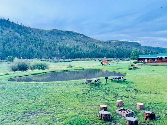 Cozy Retreat Pond, Meadow & Mountain Views *